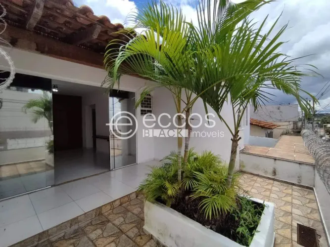 Casa para aluguel, 3 quartos, 1 suíte, 4 vagas, Tabajaras - Uberlândia/MG