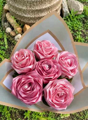 Buquê com 6 rosas de cetim 100% artesanais