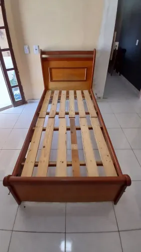Cama de solteirão em madeira maciça - ótimo estado