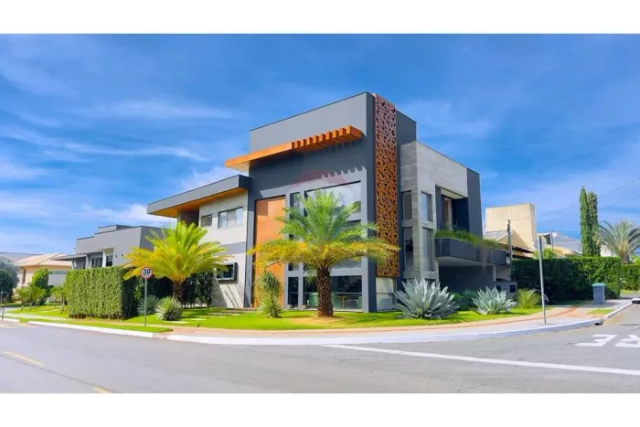 Condomínio Jardins Madri Linda Casa de Esquina com 6 suítes e 468m² Porteira Fechada