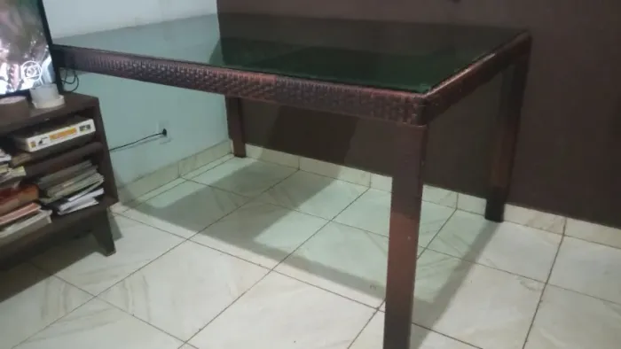 Mesa de fibra com tampo de vidro