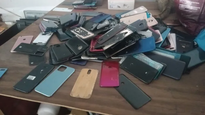 Grande lote de peças de celular
