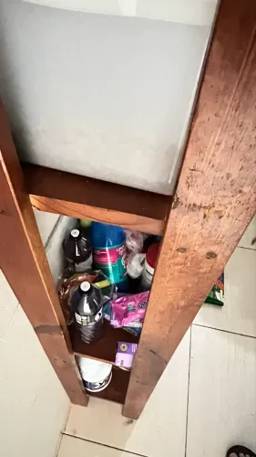 Estante de madeira multiuso, firme e resistente.