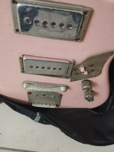 Guitarra pra fazer manutenção