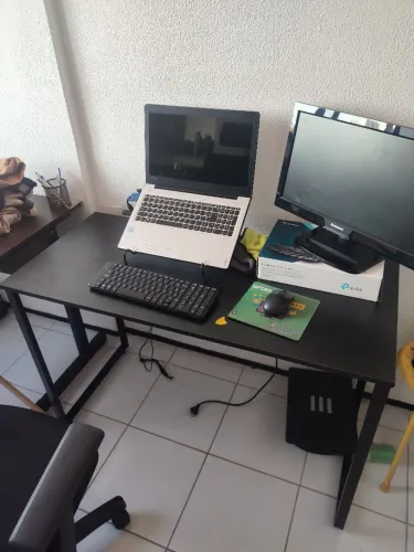 MESA PARA COMPUTADOR/ ESCRITORIO SEMINOVA AINDA COM PLASTICO
