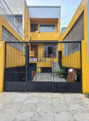 Residencial/comercial. Casa no centro.3 andares, 4 quatos, 3 banheiros, 1 vaga garagem.