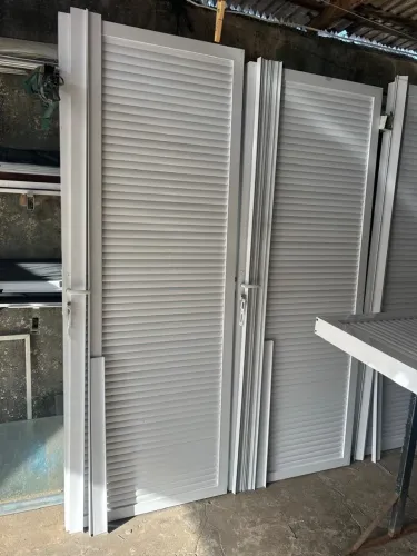 Promoção em porta de alumínio. 2,10x0,90 só 900,00 2,10x0,80 só 800,00 instalada