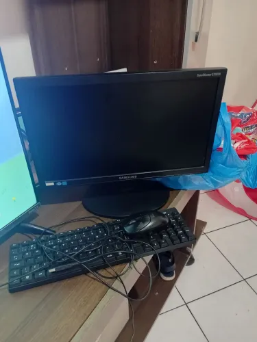Vendo 2 monitores, 2 teclados e 2 mouse.