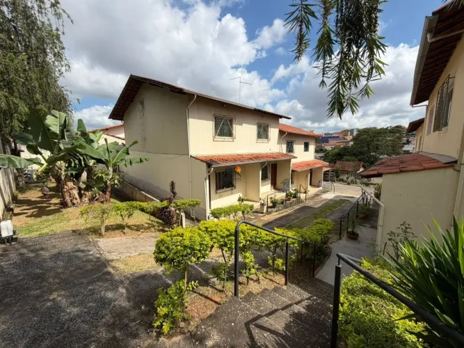 CASA COM DOIS QUARTOS, EM CONDOMÍNIO FECHADO