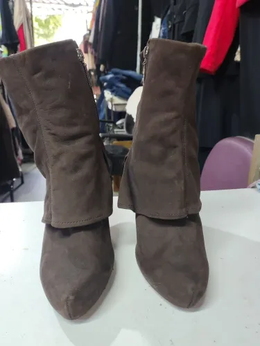 Bota de camurça de couro na cor marrom escuro com uma pequena mancha n39 marca schutz