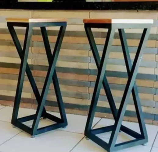 Linda banqueta industrial reforçada torcida com assento em madeira