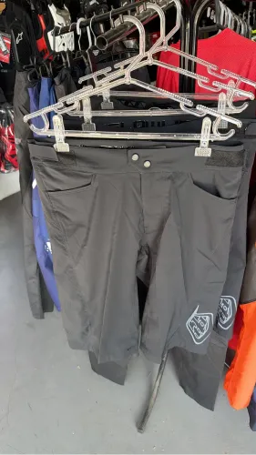 Bermuda Troy lee designs Flowline