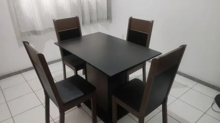 Conjunto sala de jantar: Mesa com 4 cadeiras
