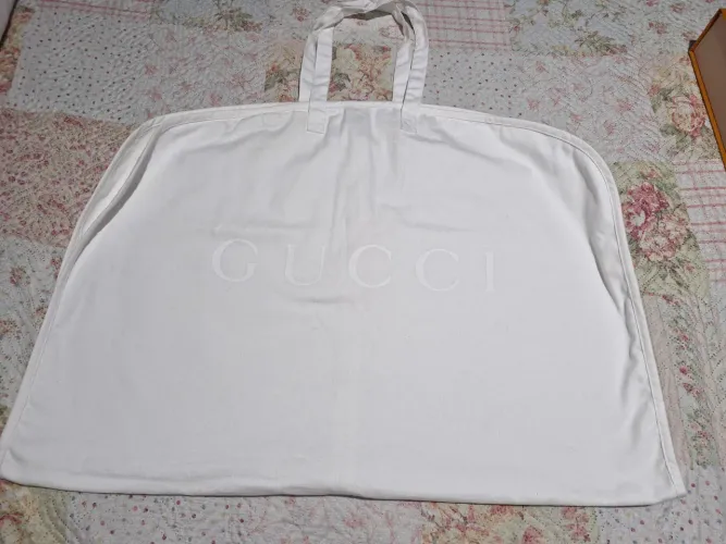 Capa para roupa gucci