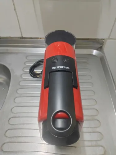 V ou T Por Celular Cafeteira Nespresso Essenza Mini D30 - Vermelha - 110V Semi Nova