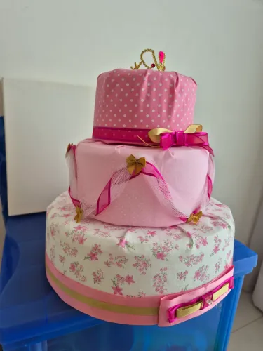 Bolo fake tema Jardim encantado ou Princesas. 