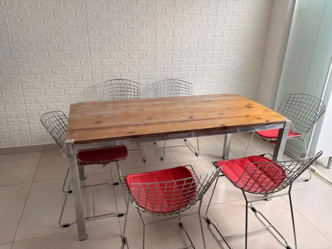 Mesa de inox com tampão de madeira e seis cadeira