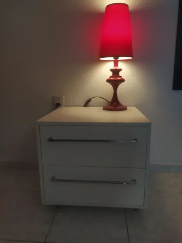 Criado mudo e abajur 