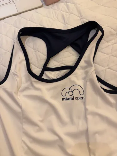 vestido esportivo branco