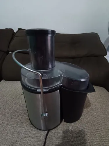 Centrífuga de Alimentos Fun Kitchen Master Suco Inox, funcionando