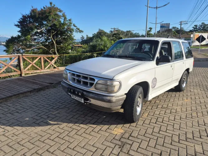 Ford Explorer XLT 4X2 4.0 V6 1995