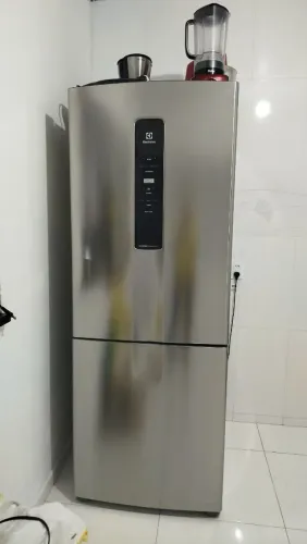 Geladeira inverter 490 litros, nova, pouco tempo de uso 