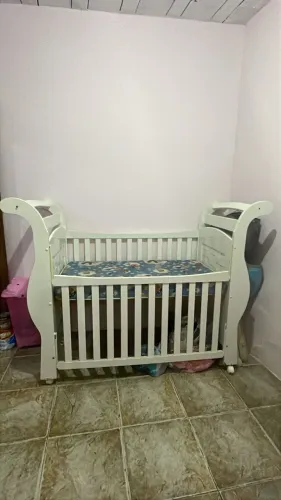 BERÇO CAMA COM COLCHÃO E CADEIRINHA DE ALIMENTAÇÃO
