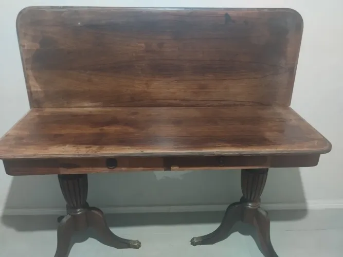 Vintage mesa de jantar madeira nobre de Jacaradá com 2 gavetas, puxadores e pés em bronze