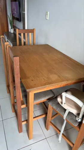 Vendo mesa em madeira com 4 cadeiras acolchoadas 