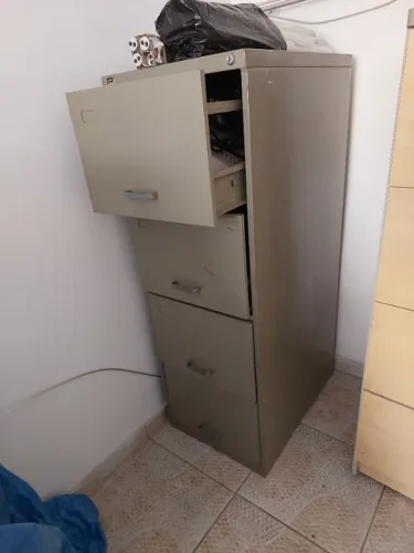 arquivo de ferro com gavetas