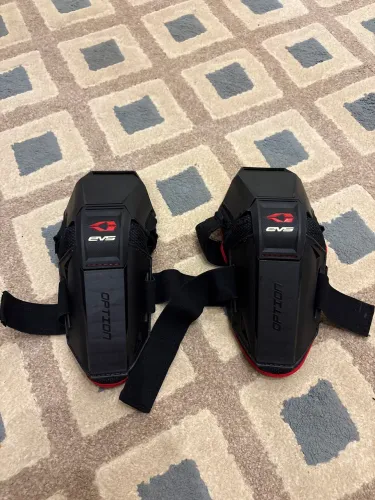 Vendo EVS Cotoveleira esportiva épica (preto/preto, pequeno/médio)