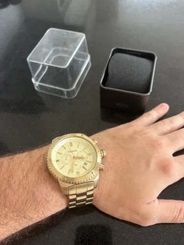 Relógio FOSSIL cronógrafo dourado.