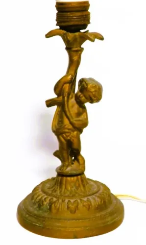 Abajur Luminária de mesa em bronze dourado ornada com Putino segurando a haste*