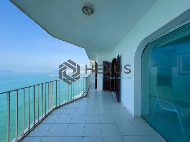 Apartamento frente mar com varanda e vista mar na Praia das Pitangueiras, Guaruja