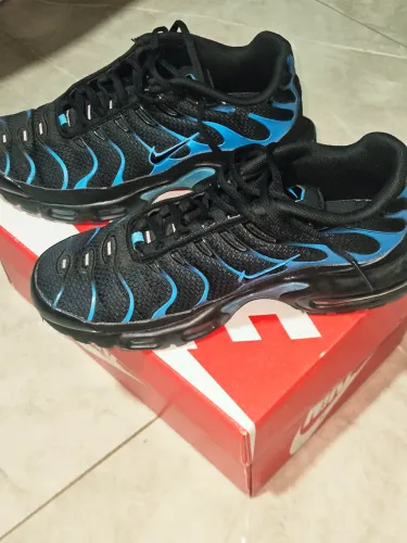 Air max plus azul e preto