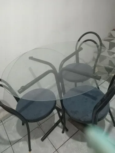 Mesa de vidro com 3 cadeiras
