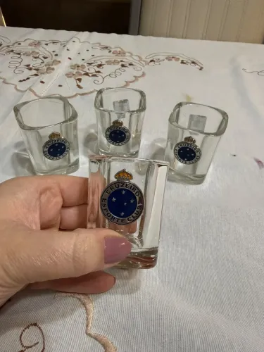 Vendo 4 tacinhas de drink com escudo do Cruzeiro 