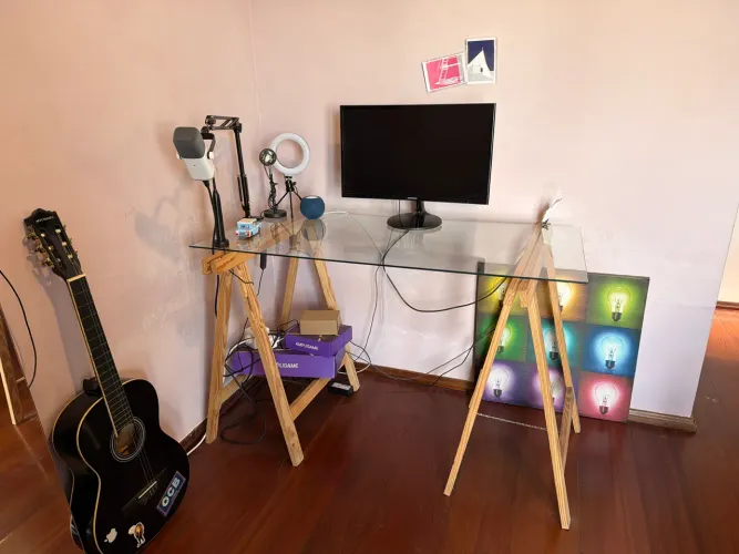 Mesa Tampo de Vidro com pés cavalete de madeira