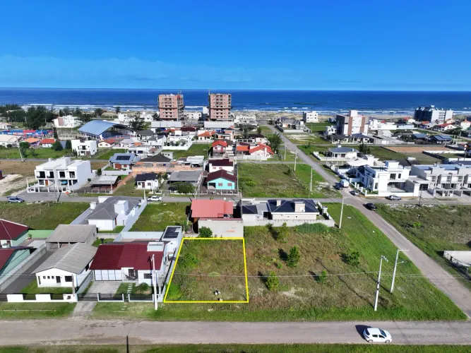 Terreno a 400mt do mar, frente para Avenida, lote amplo pronto para Construir