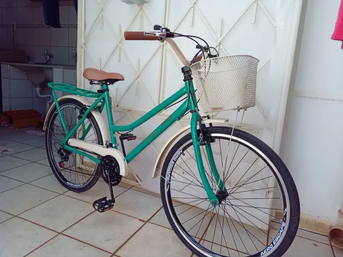 Vendo bicicleta retrô verde e marrom, aro 26, 18 marchas