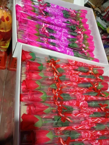 Rosas artificiais, nas cores vermelhas e rosas 