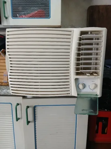 Ar condicionado de janela 7.500 btus em estado bom e funcionando 