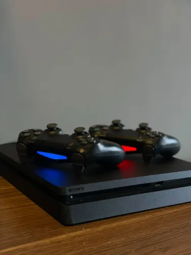 PS4 Slim 500GB + 2 Controles Originais