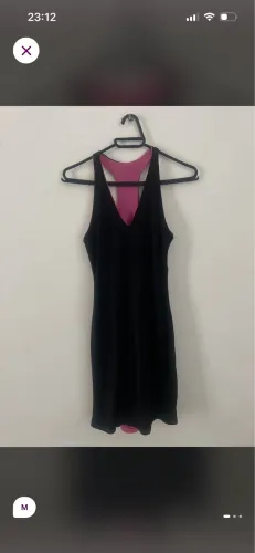 Vestido preto com forro rosa
