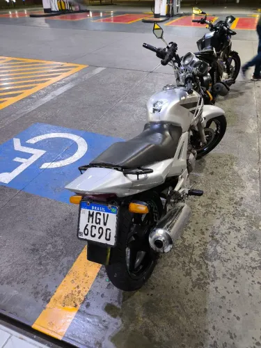 CBX Twister Prata 2007 - R$ 8.997<br>