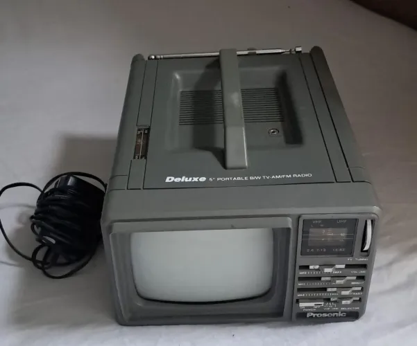 Televisão portátil com receiver AM/FM.