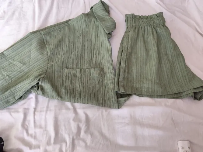 Conjunto de short e blusa em crepe, Tam M, verde