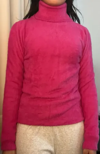Blusa de frio, com gola alta e pelinhos rosa