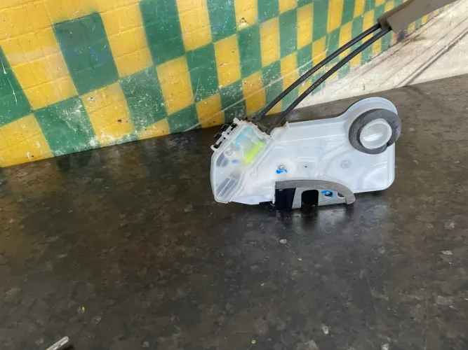 Tranca porta dianteira direita Toyota corola Cross