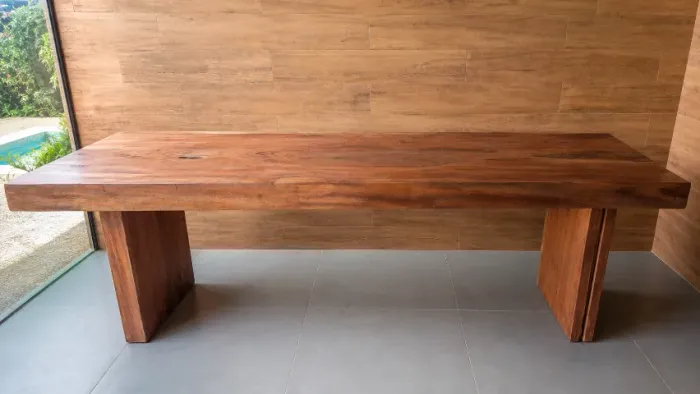 ? VENDE-SE MESA DE MADEIRA MACIÇA ?